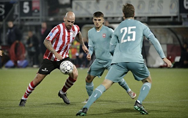 在禁区内接 在禁区内接